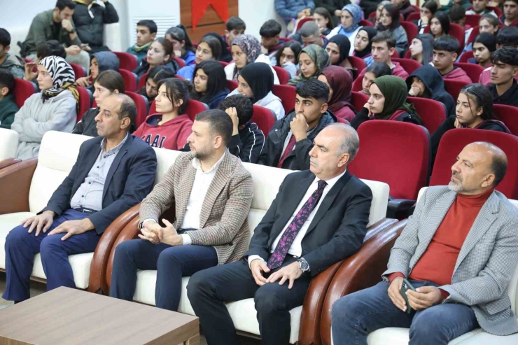 Eğil Belediyesi Lise Öğrencilerine Etkili Sınav Hazırlıkları Konferansı Verdi