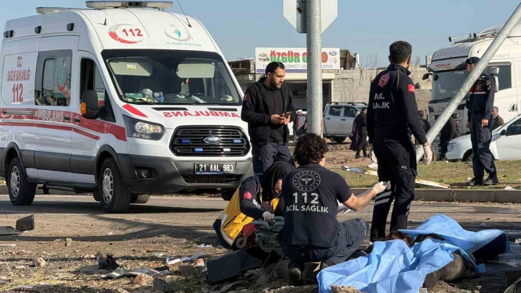 Diyarbakır’da Tır Ve İki Aracı Biçti: 2 Ölü, 3 Yaralı
