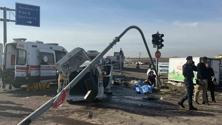 Diyarbakır’da Tır Ve İki Aracı Biçti: 2 Ölü, 3 Yaralı