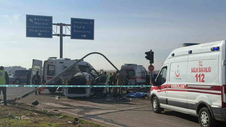 Diyarbakır’da Tır Ve İki Aracı Biçti: 2 Ölü, 3 Yaralı