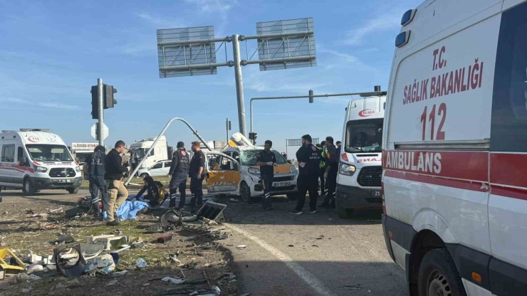 Diyarbakır’da Tır Ve İki Aracı Biçti: 2 Ölü, 3 Yaralı