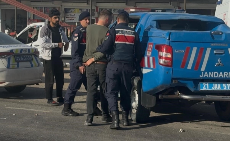Diyarbakır’da Tır Ve İki Aracı Biçti: 2 Ölü, 3 Yaralı