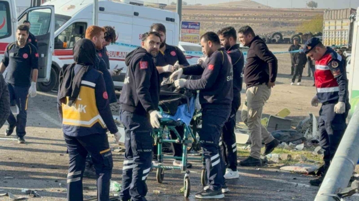 Diyarbakır’da Tır Ve İki Aracı Biçti: 2 Ölü, 3 Yaralı