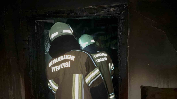 Diyarbakır’da Apartmanda Priz Kaynaklı Yangın: 7 Kişi Dumandan Etkilendi