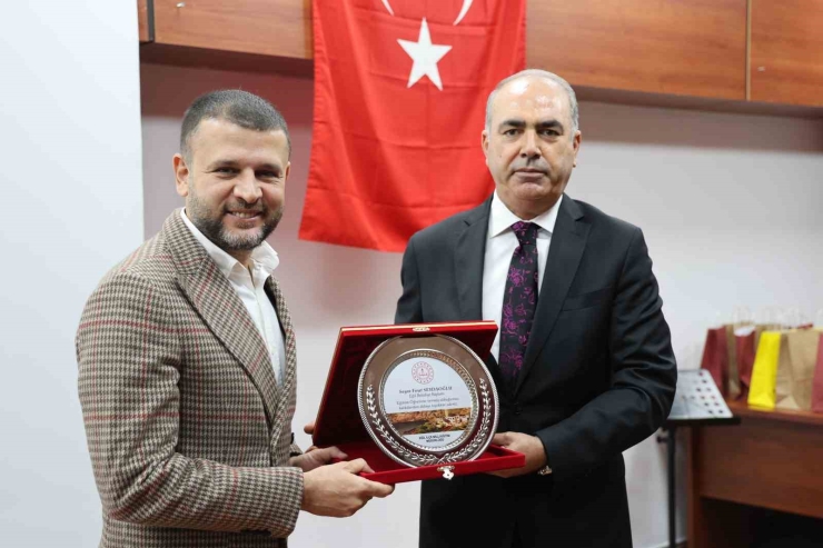 Eğil Belediyesi Lise Öğrencilerine Etkili Sınav Hazırlıkları Konferansı Verdi