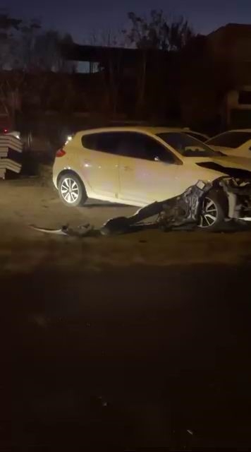 Ehliyetsiz Sürücü Park Halindeki Araçlara Çarptı: 1 Yaralı