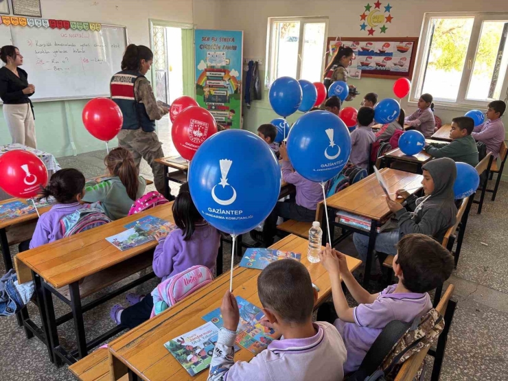 Gaziantep’te Jandarma Çocukları Unutmadı
