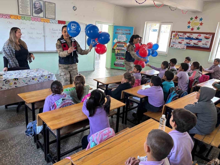 Gaziantep’te Jandarma Çocukları Unutmadı