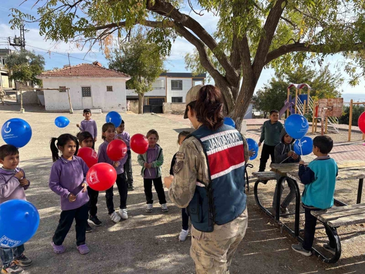 Gaziantep’te Jandarma Çocukları Unutmadı