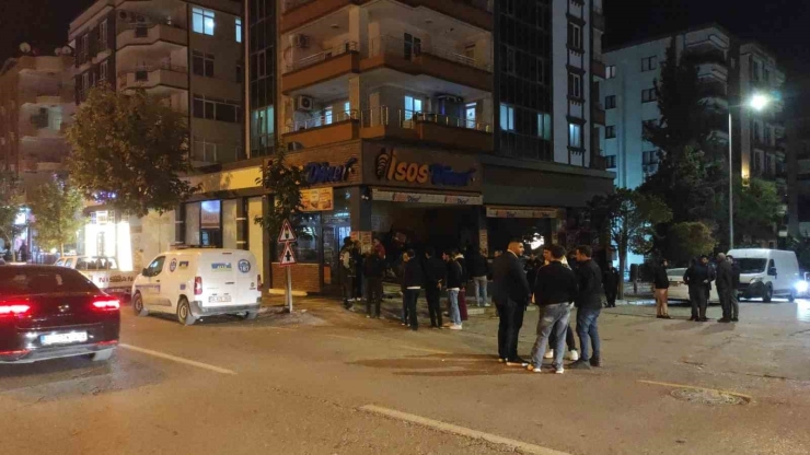 Kontrolden Çıkan Otomobil, Yeni Açılan Dönerciye Daldı