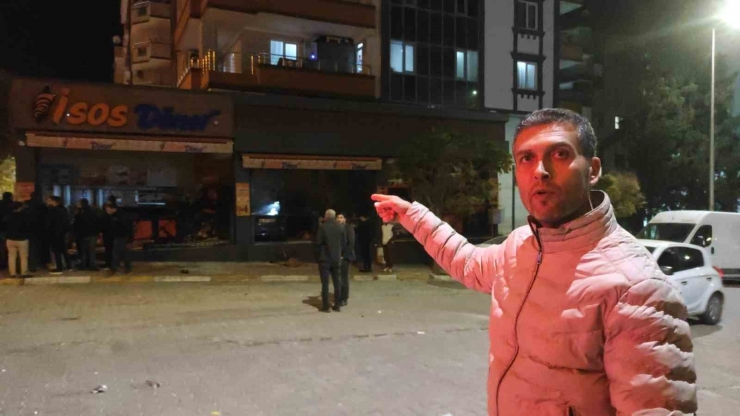 Kontrolden Çıkan Otomobil, Yeni Açılan Dönerciye Daldı