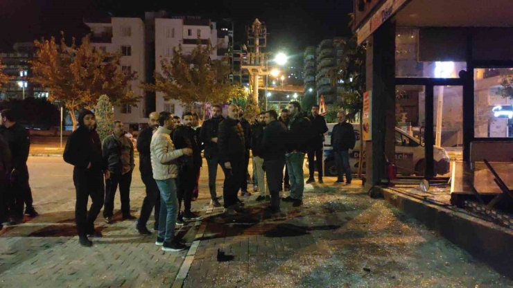 Kontrolden Çıkan Otomobil, Yeni Açılan Dönerciye Daldı