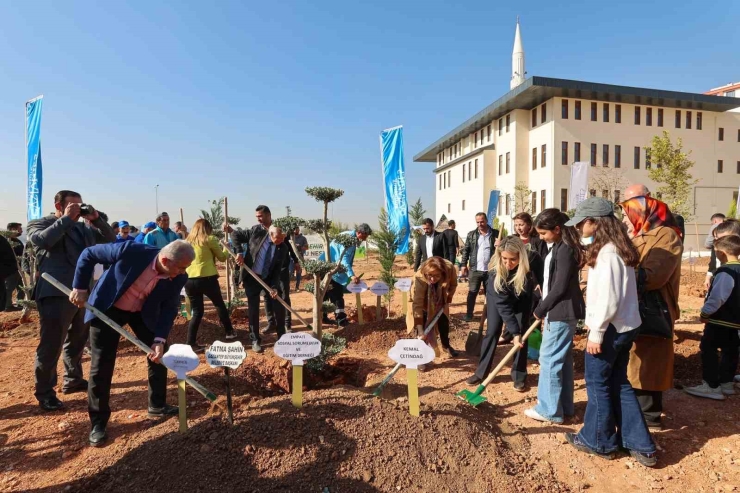 Gaziantep Büyükşehir Yeşilantep Projesiyle Şehrin Yeşil Alanlarını Artırıyor