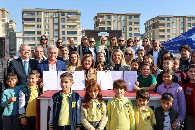 Gaziantep Büyükşehir Yeşilantep Projesiyle Şehrin Yeşil Alanlarını Artırıyor