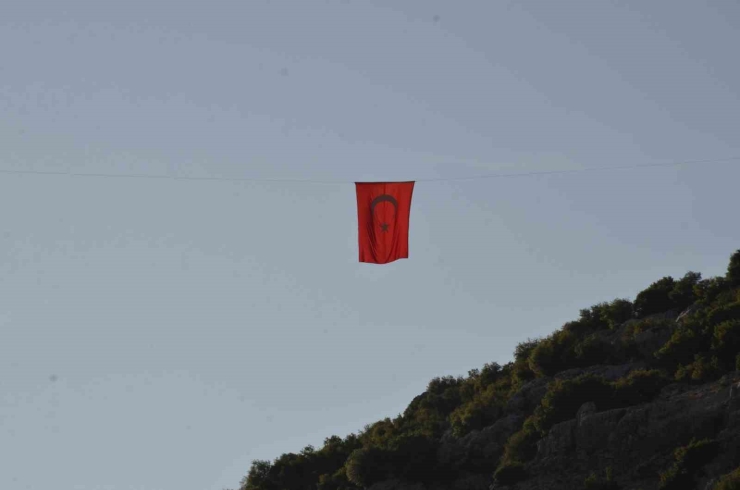 İki Dağın Arasında Dalgalanan Bayrakla Asker Uğurlama