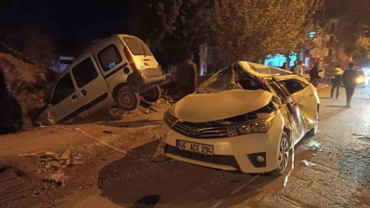 Aşırı Hız Yapan Araç Park Halindeki Otomobile Çarpıp İnşaat Alanına Uçtu: 2 Yaralı