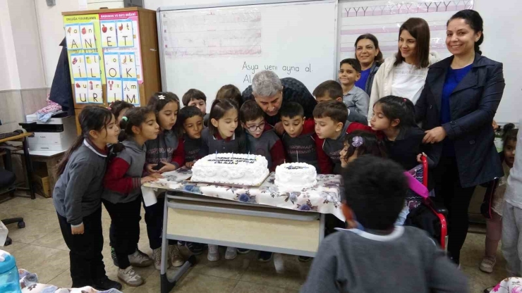 Depremin Yaralarını Öğrencileriyle Sardı