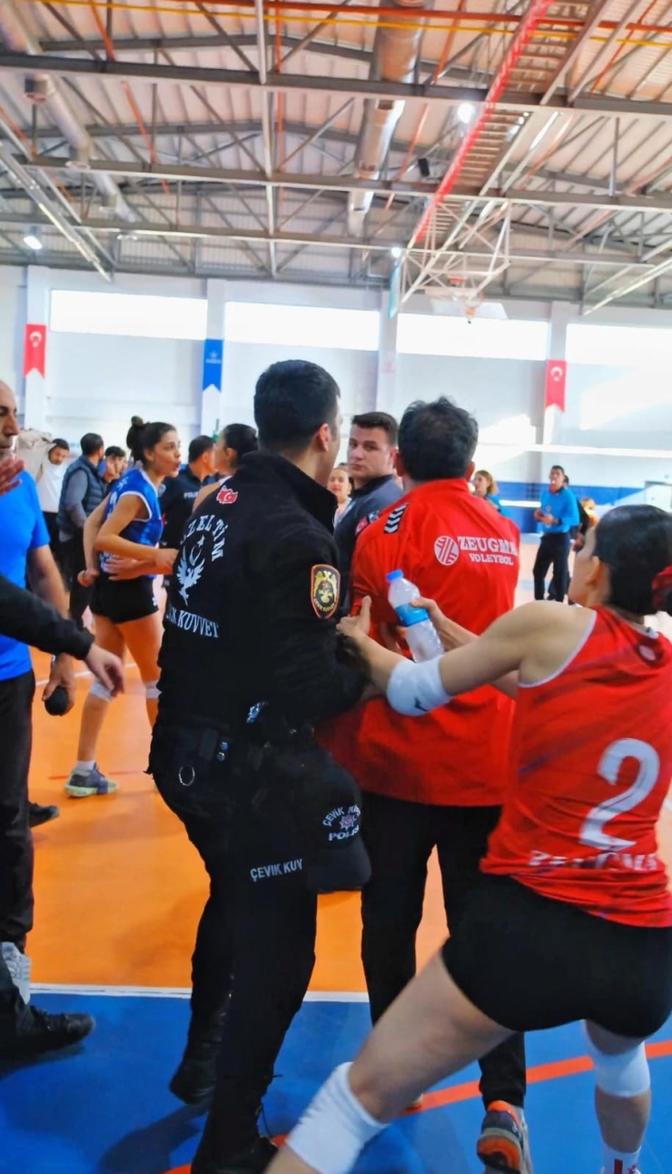 Kadın Voleybol Maçında Kavga Kamerada