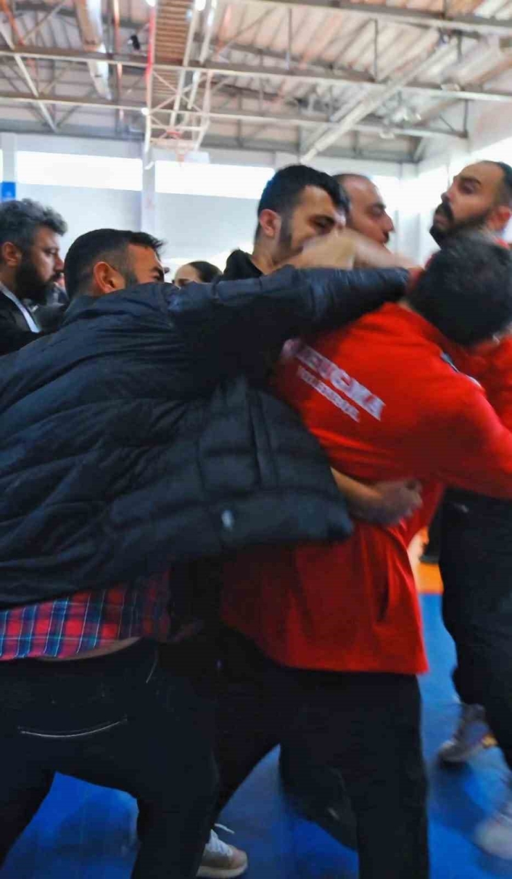 Kadın Voleybol Maçında Kavga Kamerada