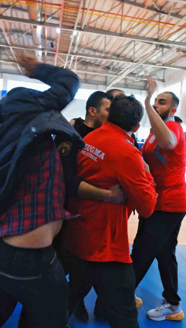 Kadın Voleybol Maçında Kavga Kamerada