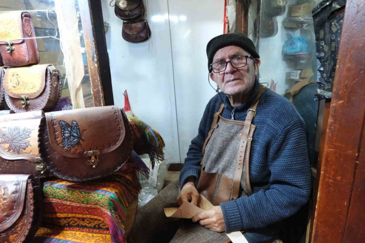 66 Yıldır Teknolojiye Direnerek Çanta Yapıyor