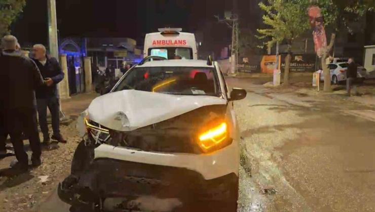 Yolcu Minibüsü İle Cip Çarpıştı: 3 Yaralı