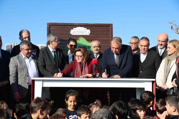 Gaziantep Büyükşehir’in Yeşilantep Projesi İle Şehir Merkezi Ağaçlanıyor