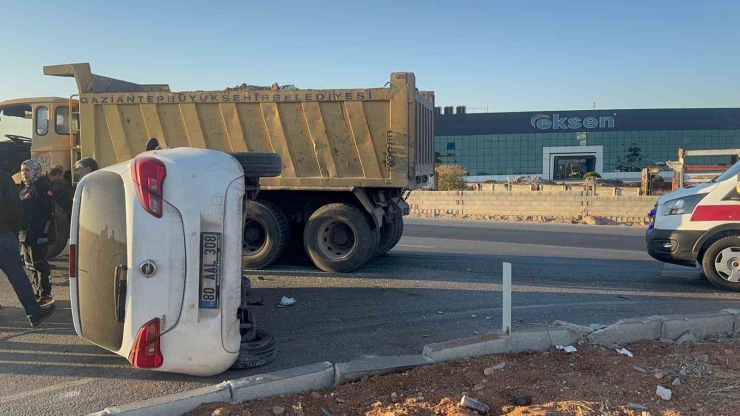 Hafriyat Kamyonu İle Çarpışan Otomobil Yan Yattı: 1 Yaralı