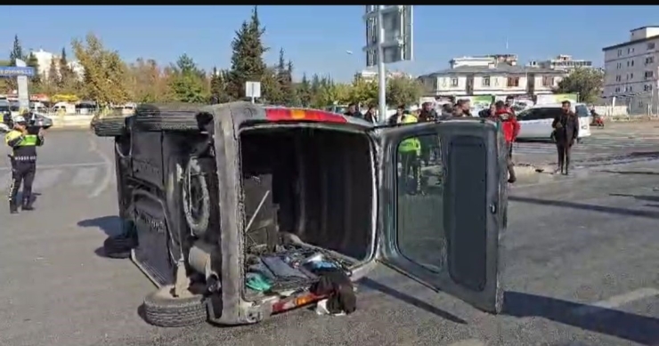 Nizip Otogar Kavşağı’nda Çarpışan İki Araçta Maddi Hasar Meydana Geldi