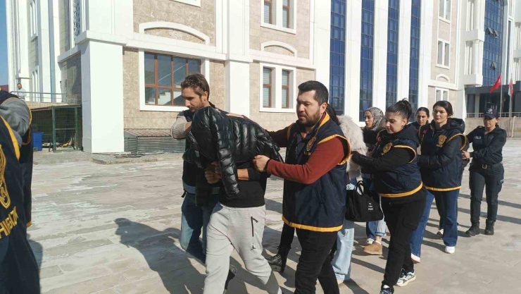 Masaj Salonlarına Fuhuş Operasyonunda 6 Kişi Tutuklandı