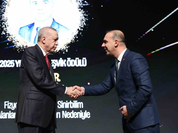 Prof. Dr. Suat Tekin’e Tüseb Aziz Sancar Teşvik Ödülü