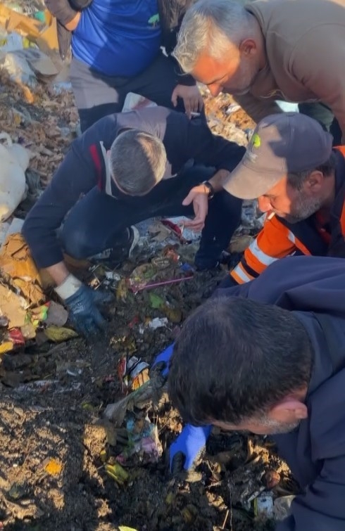 Düşürdüğü 40 Gram Altın 40 Tonluk Çöplükte Bulundu, Gözyaşlarına Hakim Olamadı