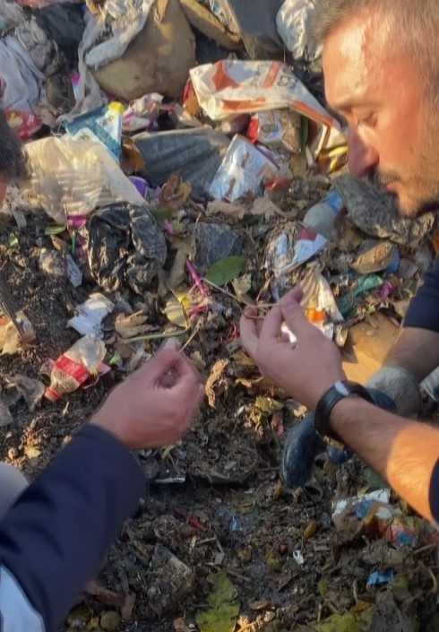 Düşürdüğü 40 Gram Altın 40 Tonluk Çöplükte Bulundu, Gözyaşlarına Hakim Olamadı