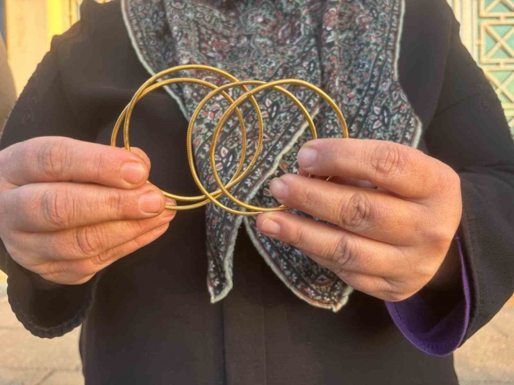 Düşürdüğü 40 Gram Altın 40 Tonluk Çöplükte Bulundu, Gözyaşlarına Hakim Olamadı