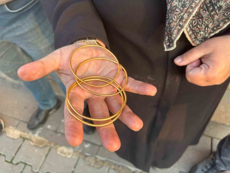 Düşürdüğü 40 Gram Altın 40 Tonluk Çöplükte Bulundu, Gözyaşlarına Hakim Olamadı