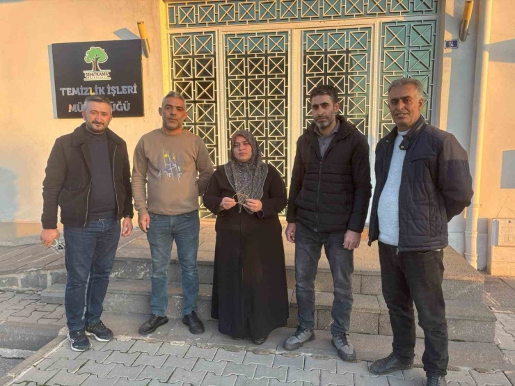 Düşürdüğü 40 Gram Altın 40 Tonluk Çöplükte Bulundu, Gözyaşlarına Hakim Olamadı