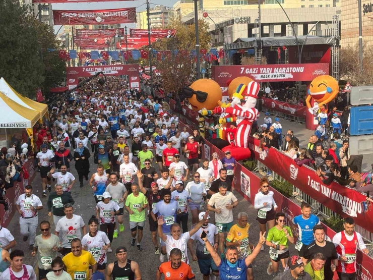 Gaziantep’te 7. Gazi Yarı Maratonu Bin 498 Sporcunun Katılımıyla Başladı