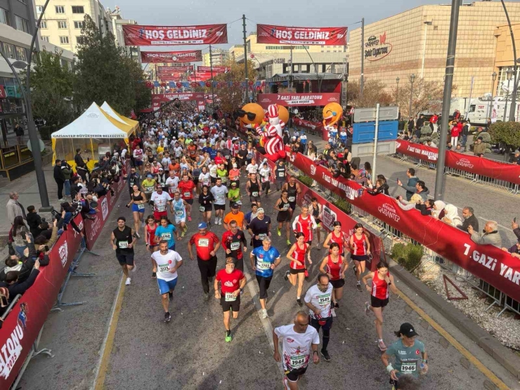 Gaziantep’te 7. Gazi Yarı Maratonu Bin 498 Sporcunun Katılımıyla Başladı
