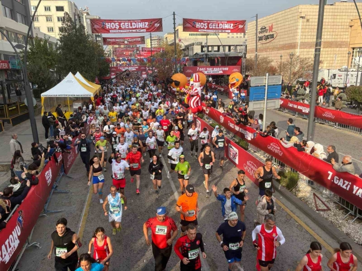 Gaziantep’te 7. Gazi Yarı Maratonu Bin 498 Sporcunun Katılımıyla Başladı