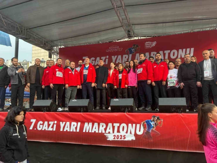 Gaziantep’te 7. Gazi Yarı Maratonu Bin 498 Sporcunun Katılımıyla Başladı