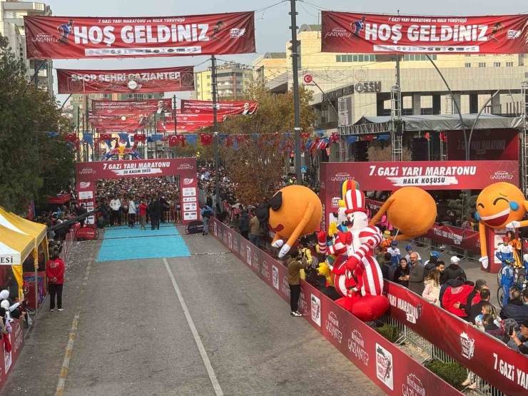 Gaziantep’te 7. Gazi Yarı Maratonu Bin 498 Sporcunun Katılımıyla Başladı