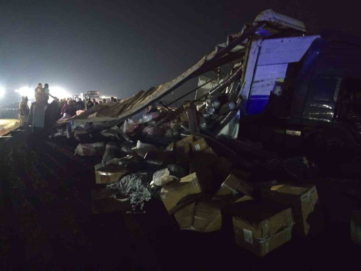 Tekstil Malzemesi Yüklü Tır Devrildi: Yol Trafiğe Kapandı