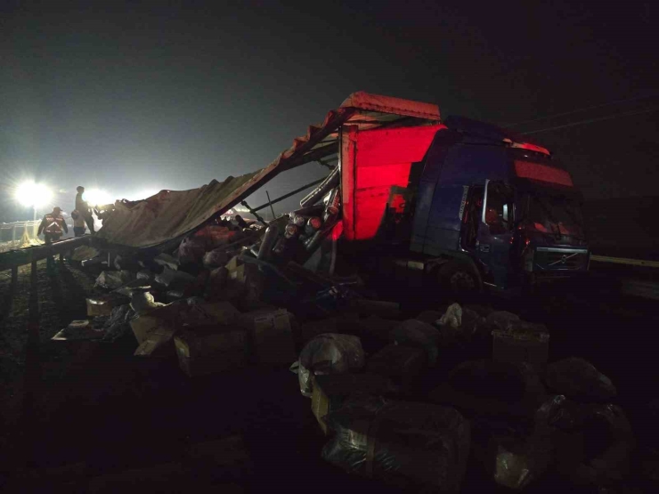 Tekstil Malzemesi Yüklü Tır Devrildi: Yol Trafiğe Kapandı