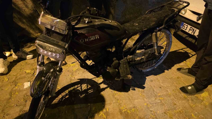 Siverek’te Apartmanın Girişine Park Edilen Motosiklet Yandı