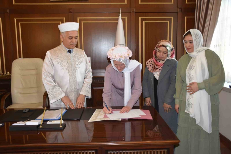 Alman Kadın, Kur’an-ı Kerim’den Etkilenip Müslüman Oldu