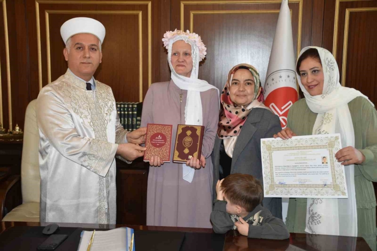 Alman Kadın, Kur’an-ı Kerim’den Etkilenip Müslüman Oldu