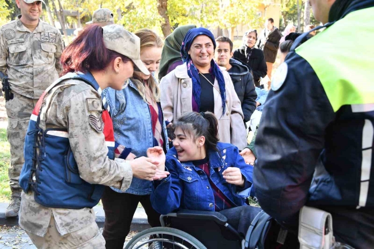 Jandarmadan Özel İhtiyaçlı Çocuklara Anlamlı Ziyaret