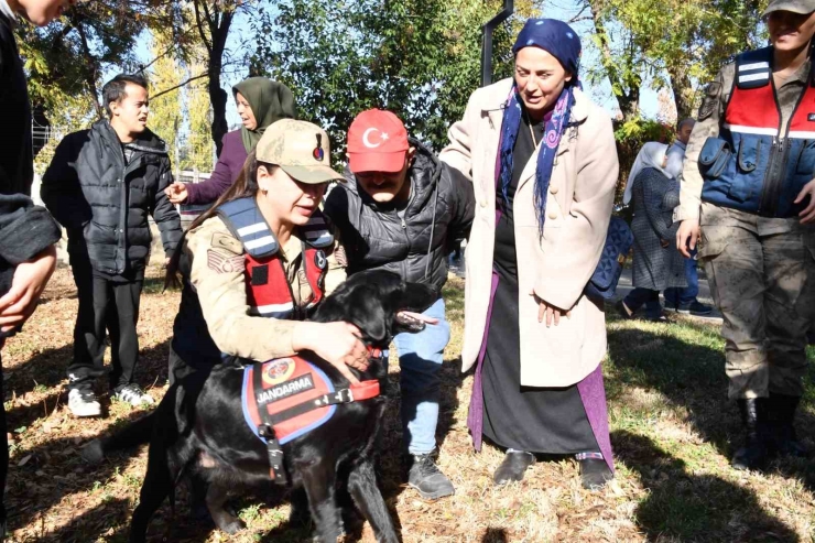 Jandarmadan Özel İhtiyaçlı Çocuklara Anlamlı Ziyaret