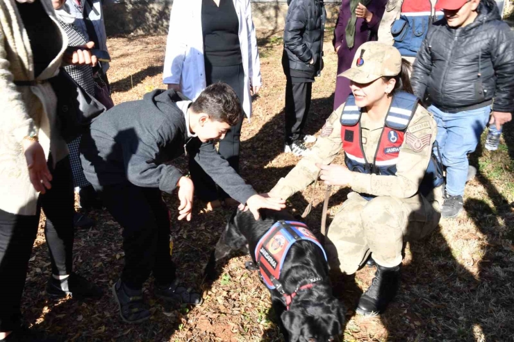 Jandarmadan Özel İhtiyaçlı Çocuklara Anlamlı Ziyaret