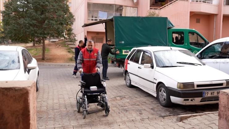 Şehitkamil’den Özel İhtiyaçlı Bireylere Tekerlekli Sandalye